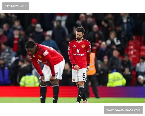 曼联球员下半场开场前围拢进行战术讨论