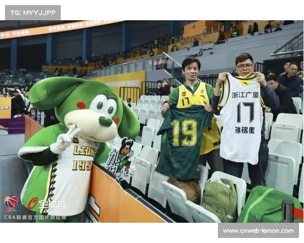 比赛暂停期间，球队吉祥物与观众互动活跃现场气氛